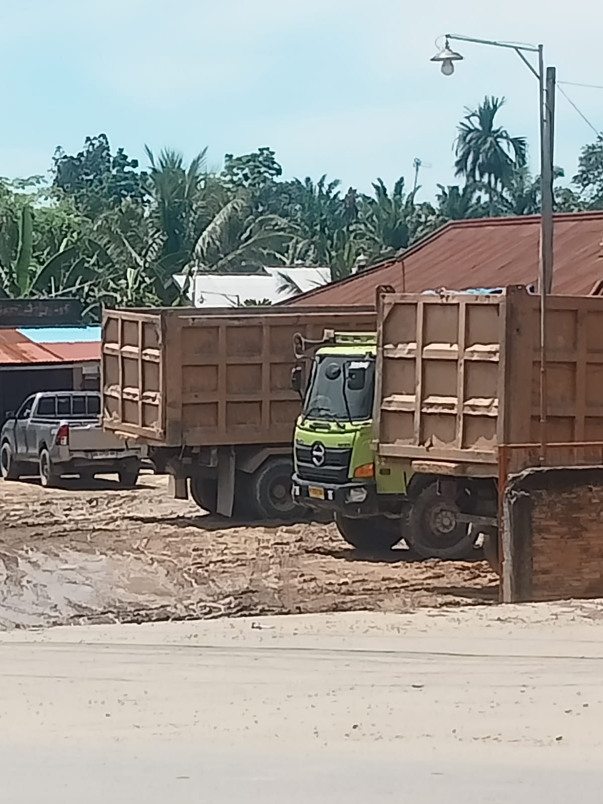 Awas Bahaya, Dump Truk Rekanan Bebas Melintas Di Atas Jalur Pipa Minyak Pertamina