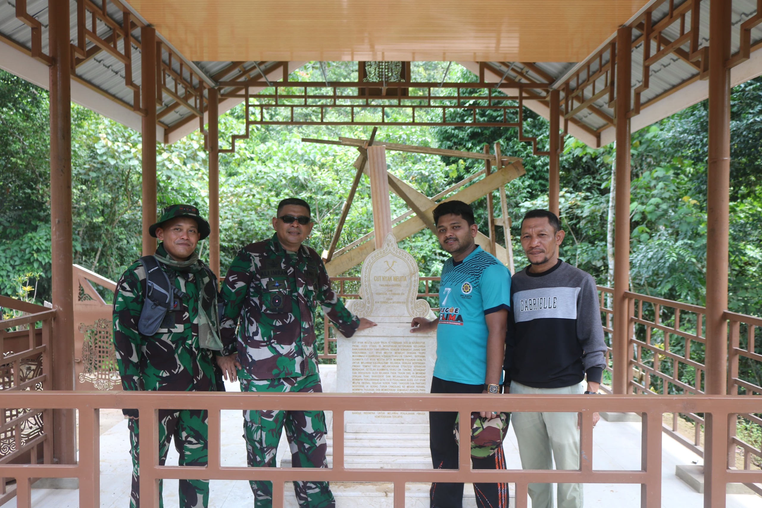 TNI Terobos Cuaca Ekstrem Demi Rampungkan Makam Cut Meutia