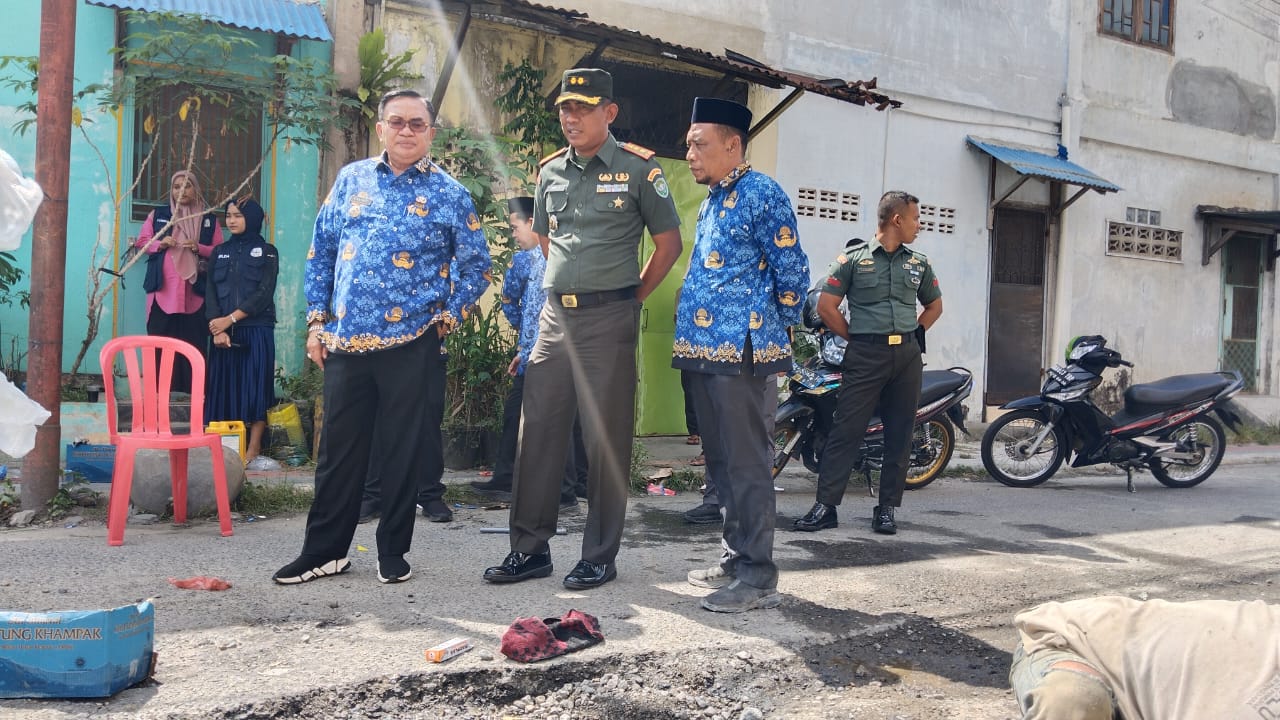 Perbaikan Jalan Rusak Depan Indomaret Kutacane Dimulai