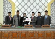 Wali Kota Banda Aceh Serahkan Raqan RPJM 2025-2029 Ke DPRK