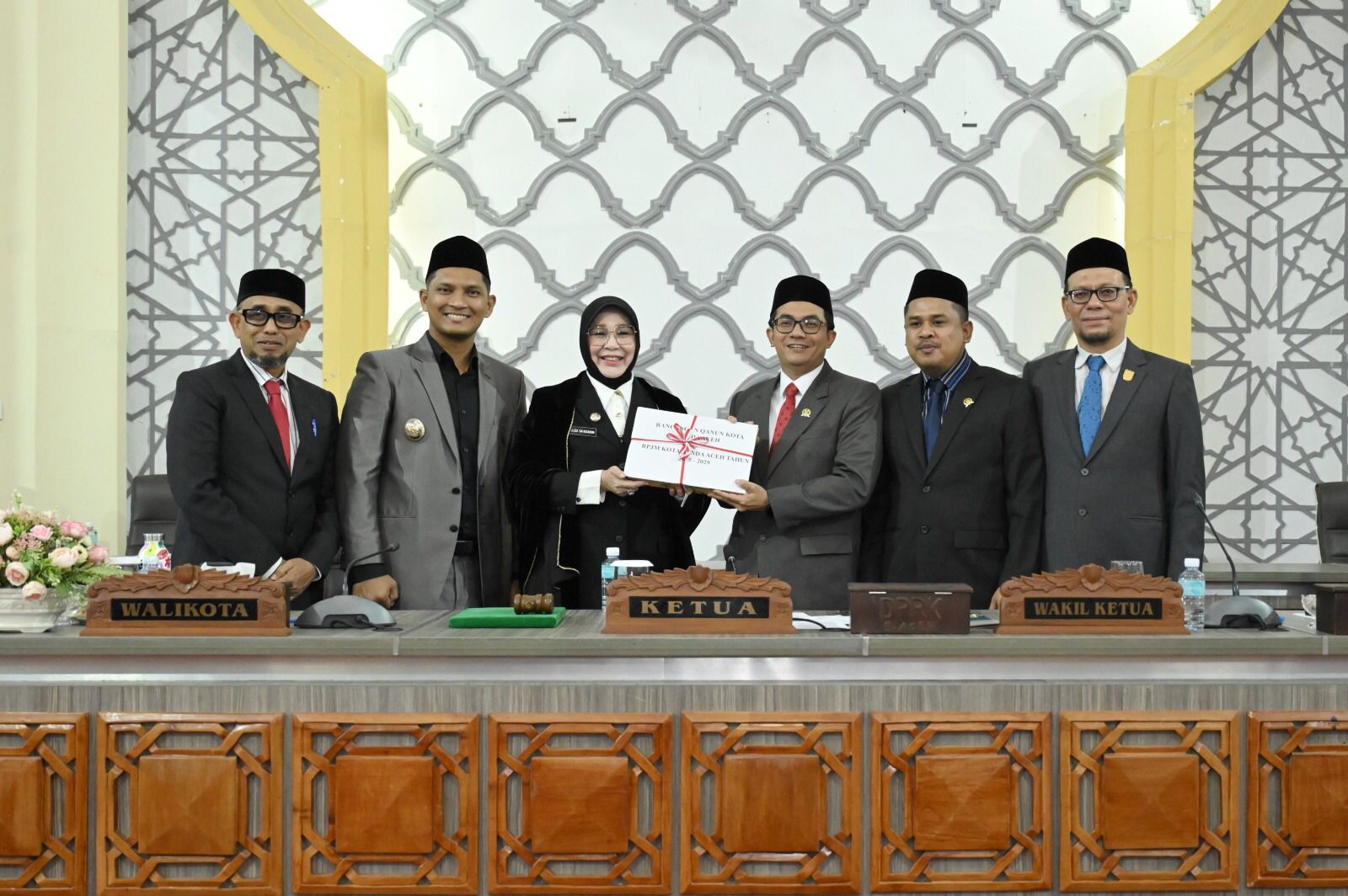Wali Kota Banda Aceh Serahkan Raqan RPJM 2025-2029 Ke DPRK