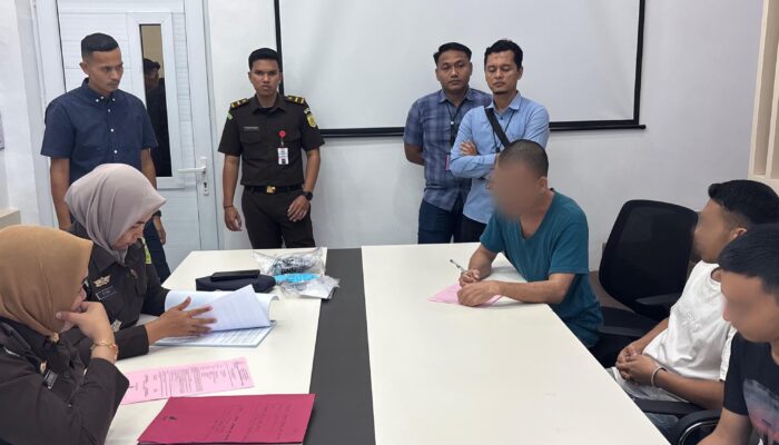 Kejari Bireuen Terima Tersangka Dan Barang Bukti Kasus Sabu Dari Polda Aceh