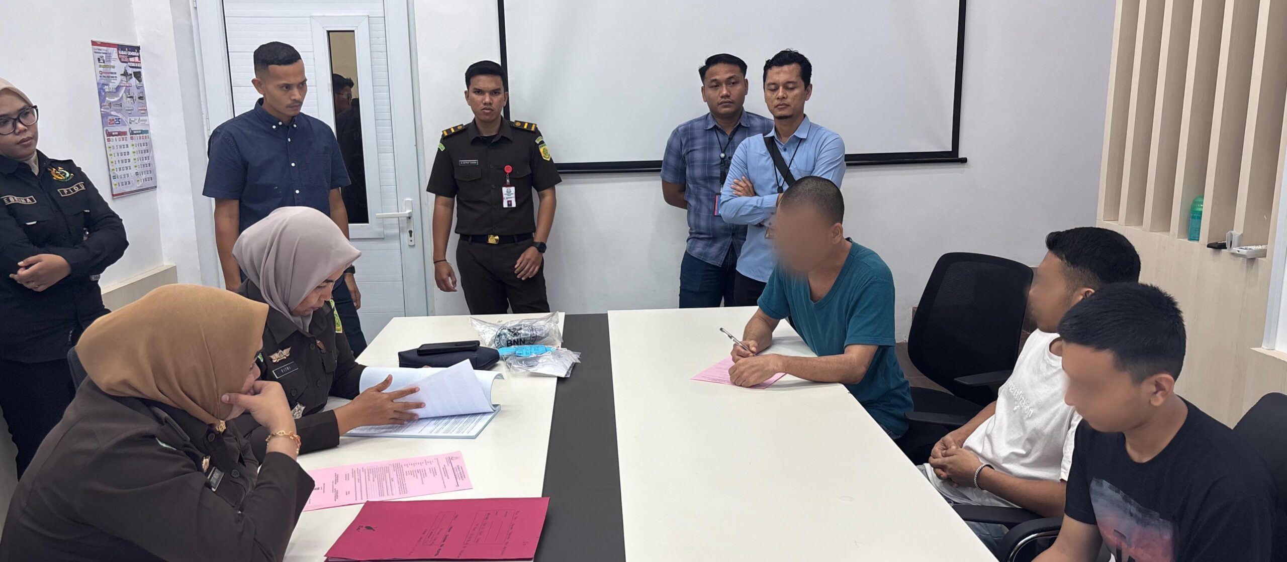 Kejari Bireuen Terima Tersangka Dan Barang Bukti Kasus Sabu Dari Polda Aceh