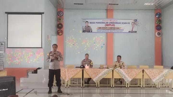 Kapolsek Simpang Kiri Semangati Siswa Baru SMKN 1 Simpang Kiri