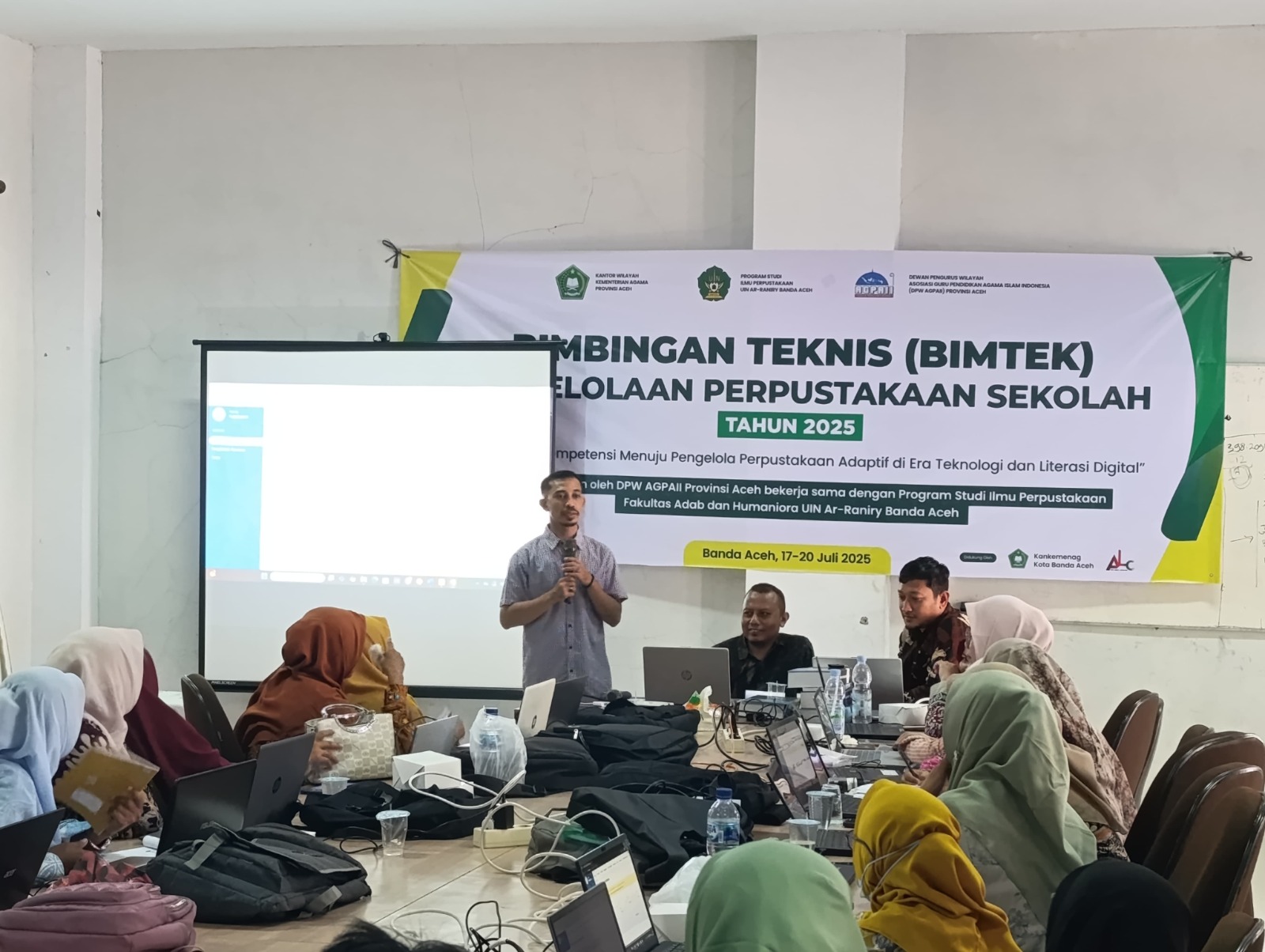 Pengelola Pustaka Sekolah Dilatih Otomasi Berbasis SLiMS