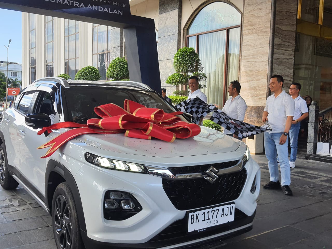 SIS Dan Trans Sumatra Andalan Serahkan20 Unit Perdana Suzuki Fronx Ke Konsumen