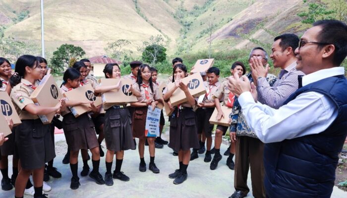 Inalum Bantu 16 Laptop Di SMPN 2 Harian