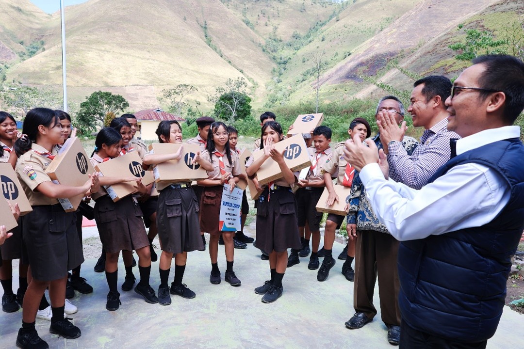 Inalum Bantu 16 Laptop Di SMPN 2 Harian