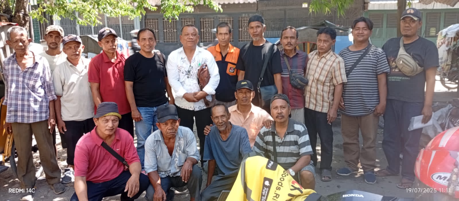 Ketum Pena Bersatu Serahkan SK Ketua DPW Sumut Pena Becak Motor Bersatu