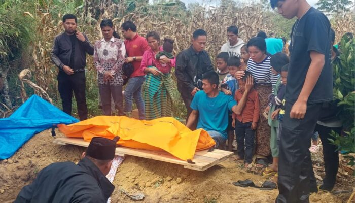 Isak Tangis Pecah Iringi Pemakaman Juliana Banjarnahor