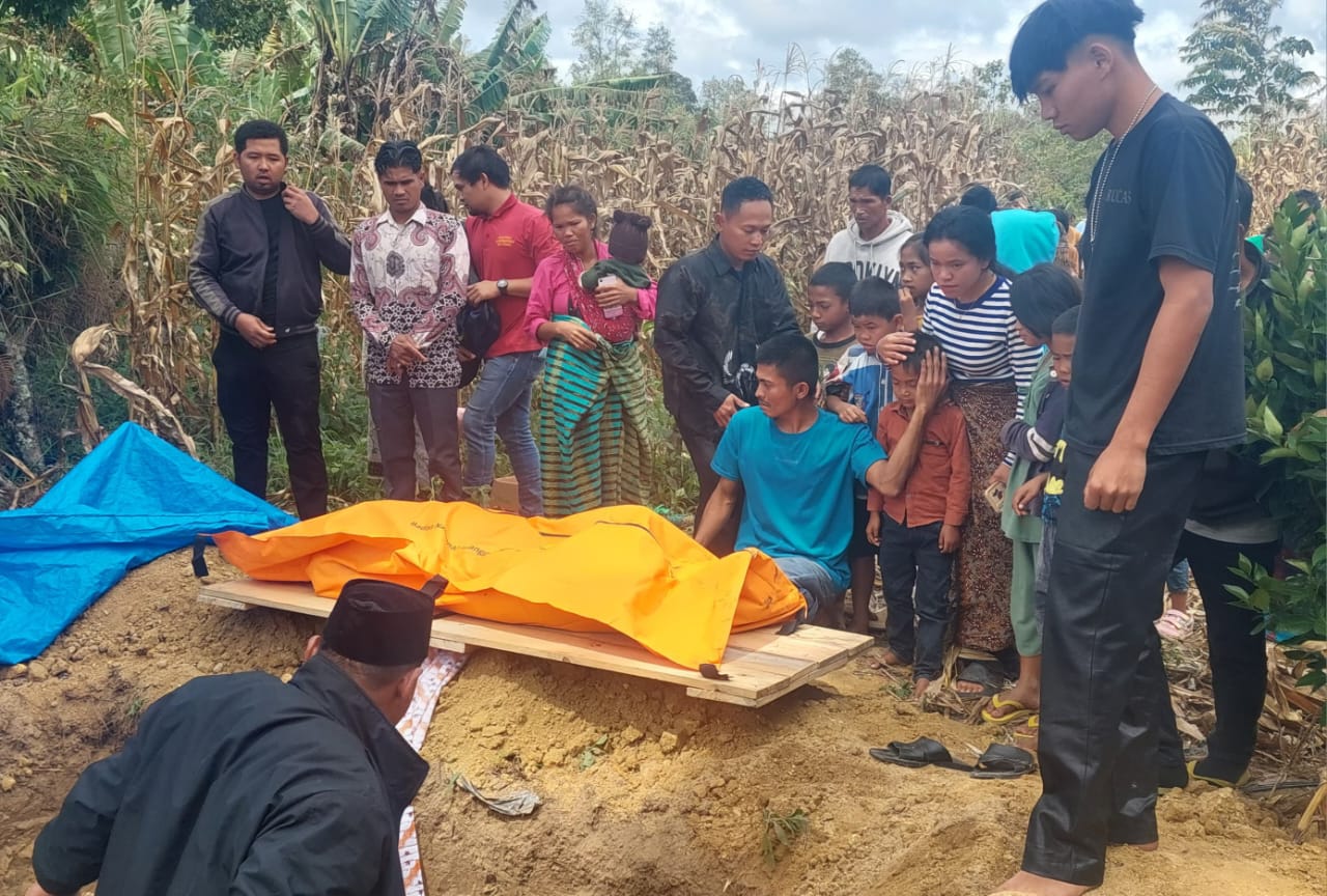 Isak Tangis Pecah Iringi Pemakaman Juliana Banjarnahor