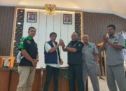 Ketua RAPI Nagan Raya Beri Cincin Giok Kepada Ketum RAPI Nasional