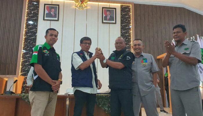 Ketua RAPI Nagan Raya Beri Cincin Giok Kepada Ketum RAPI Nasional