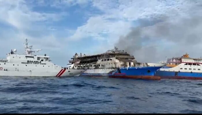 5 Tewas, Ratusan Penumpang KMP Barcelona 5 Terbakar Terjun Ke Laut