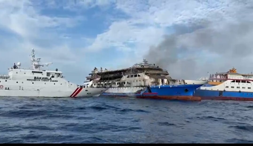 5 Tewas, Ratusan Penumpang KMP Barcelona 5 Terbakar Terjun Ke Laut