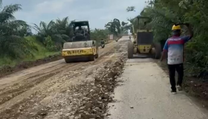 Perbaikan Kerusakan Jalan Cot Girek Menyita Perhatian Warga