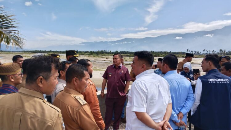 Bupati Agara Tinjau Lanjutan Pembangunan Jembatan Pantai Dona