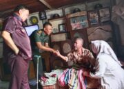 Bupati Aceh Tenggara Jenguk Dan Bantu Pensiunan Polri Lumpuh