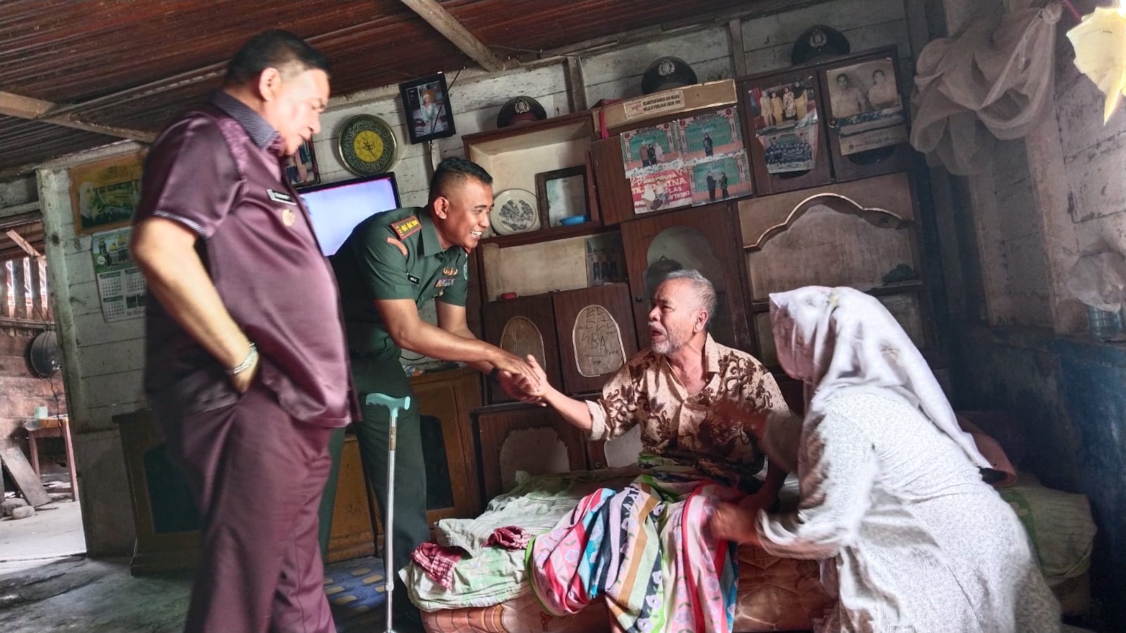 Bupati Aceh Tenggara Jenguk Dan Bantu Pensiunan Polri Lumpuh
