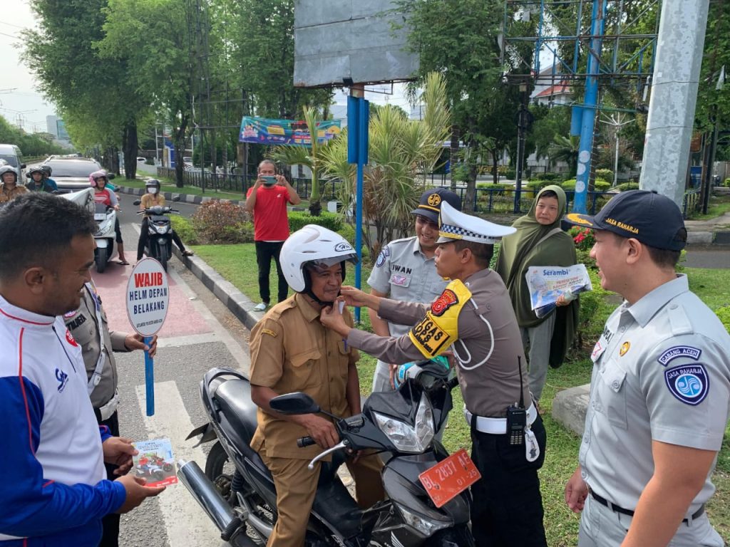 Polantas Banda Aceh Bagikan Puluhan Helm, Imbau Tertib Lalu Lintas