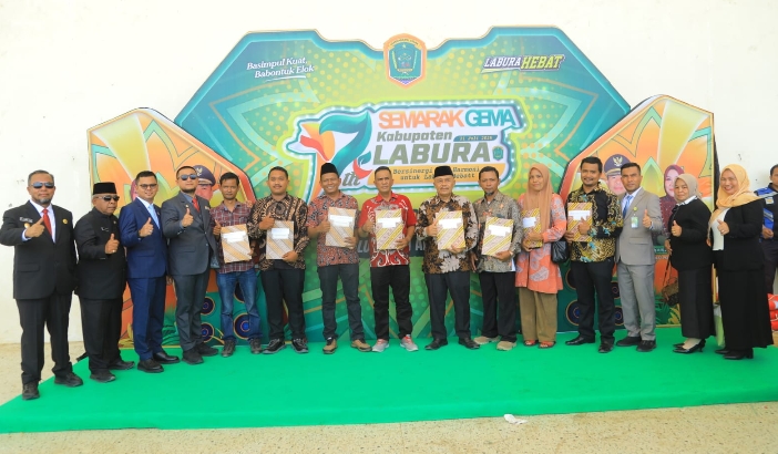 Bupati Labura Serahkan Akta Pengurus Koperasi Merah Putih