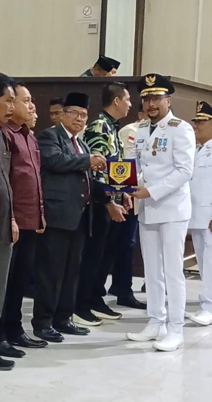 Rivai Nasution Terima Cinderamata Dari Bupati Labusel Sebagai Tokoh Pemekaran