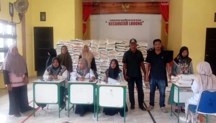 Masyarakat Lhoong Terima Bansos Beras Gratis