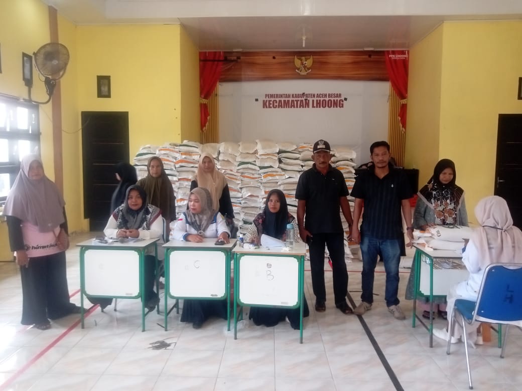 Masyarakat Lhoong Terima Bansos Beras Gratis