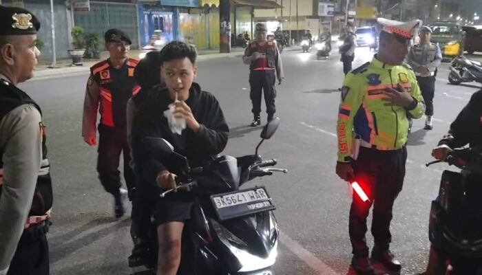 Razia Malam, Polres P. Siantar Tindak Pelanggaran Lalu Lintas Di Jalan Raya