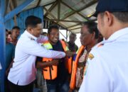 Afdhal Serahkan Pelampung, Imbau Nelayan Waspadai Cuaca Buruk