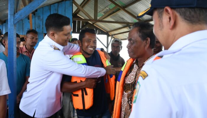 Afdhal Serahkan Pelampung, Imbau Nelayan Waspadai Cuaca Buruk