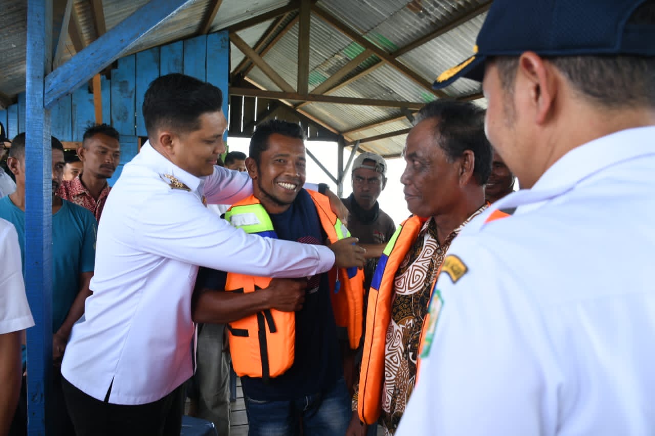 Afdhal Serahkan Pelampung, Imbau Nelayan Waspadai Cuaca Buruk