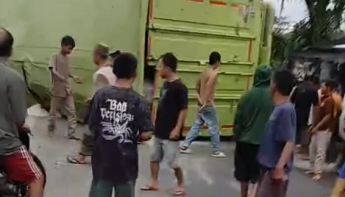 Rem Blong, Truk Hantam 2 Mobil Dan 1 Rumah Di Tapsel