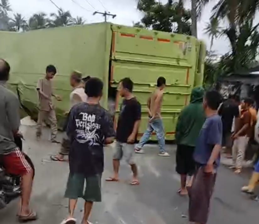Rem Blong, Truk Hantam 2 Mobil Dan 1 Rumah Di Tapsel