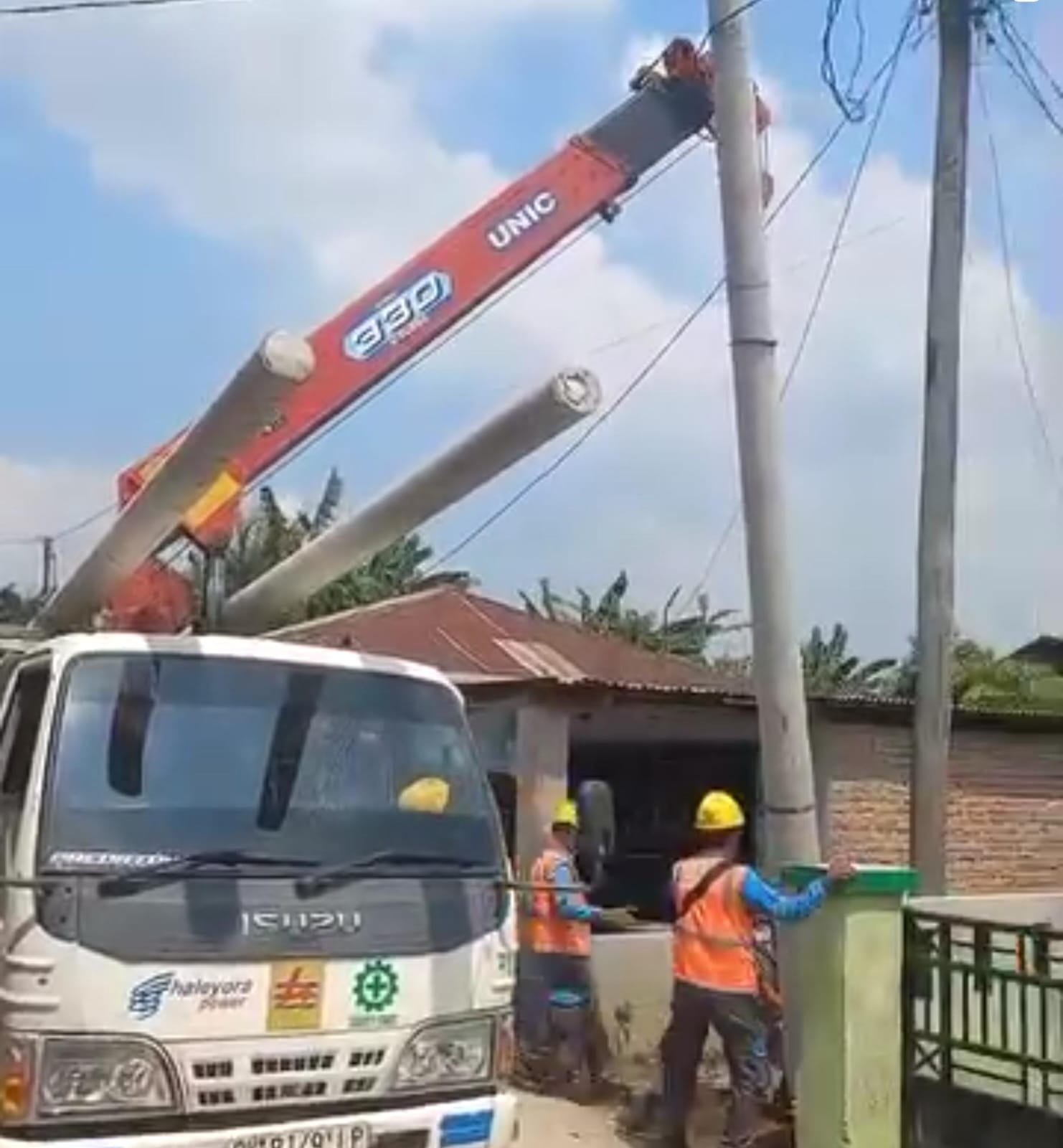 Warga Dusun Mulia Bakti Gembira, Sarana Tiang Listrik Sudah Terpasang