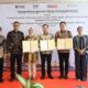 PT PLN (Persero) terus membangun kolaborasi multi pihak untuk mendorong percepatan ekosistem kendaraan listrik nasional. Terbaru, PLN menggandeng PT Mega Energi Biru Indonesia (MEBI) dan PT Sumber Alfaria Trijaya Tbk (Alfamart) melalui penandatanganan Nota Kesepahaman (Memorandum of Understanding/MoU) terkait Kerja Sama Penyediaan Infrastruktur Stasiun Pengisian Kendaraan Listrik Umum (SPKLU) di berbagai lokasi strategis seluruh Indonesia, yang digelar di Tangerang, Banten, Rabu (23/7).