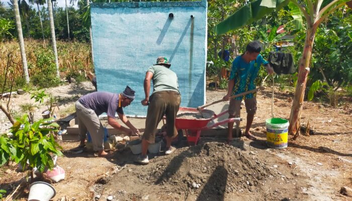 Satgas TMMD Kodim 0108/Agara Cor Lantai Bak Penampungan Air Bersih