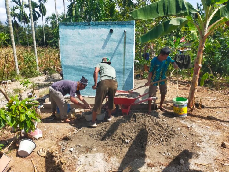 Satgas TMMD Kodim 0108/Agara Cor Lantai Bak Penampungan Air Bersih
