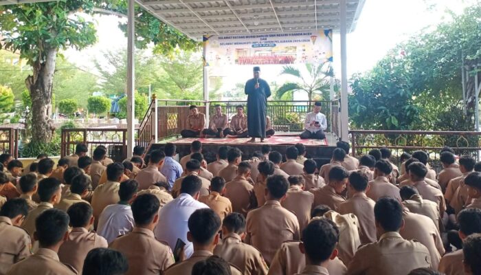 Imam Masjid Raya Banda Aceh Isi Kajian Jumatan Di SMAN 9 Banda Aceh