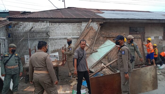 Tim Gabungan Tertibkan PKL Dan Gotong Royong Di Sei Rotan