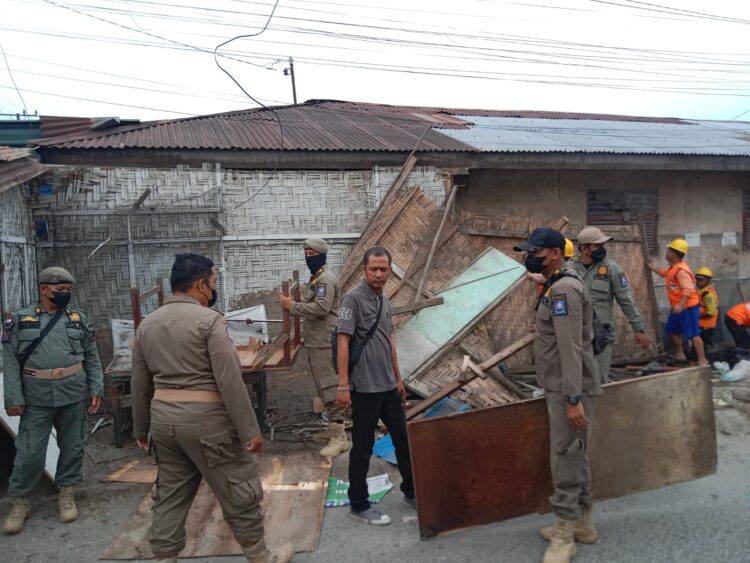 Tim Gabungan Tertibkan PKL Dan Gotong Royong Di Sei Rotan