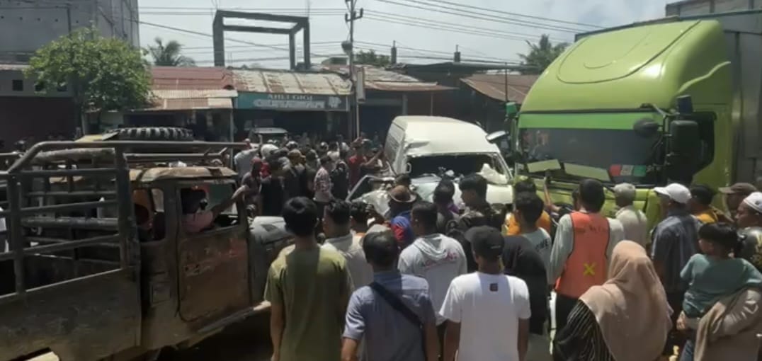 Kecelakaan Maut Di Bireuen, Sopir Hiace Meninggal Tertabrak Tronton