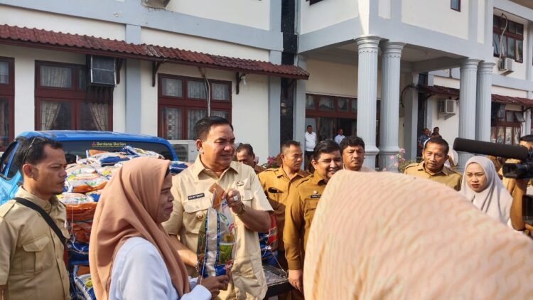 Bupati Agara Beri Subsidi Beras Premium, Ringankan Beban ASN