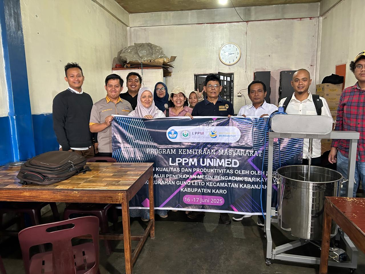 Dosen Fakultas Teknik Unimed Latih Pengusaha Oleh-Oleh Sarikaya Berastagi