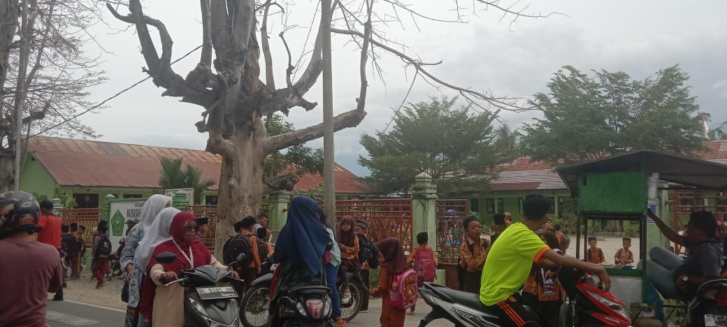 Pohon Kering Bahayakan Siswa MIS Bambel Agara