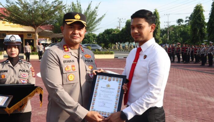Kapolres Aceh Timur Berikan Penghargaan Personel Berprestasi