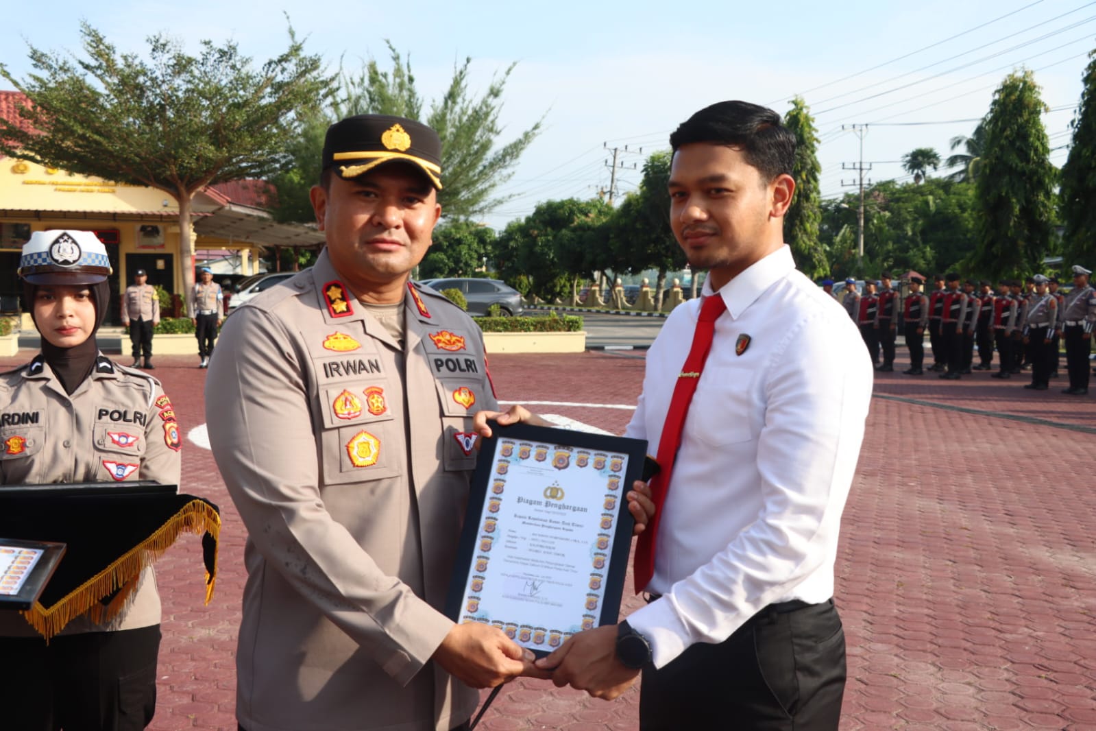 Kapolres Aceh Timur Berikan Penghargaan Personel Berprestasi