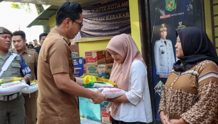 Kunjungi Korban Kebakaran Di Kelurahan Kesawan, Rico Waas Salurkan Bantuan Logistik