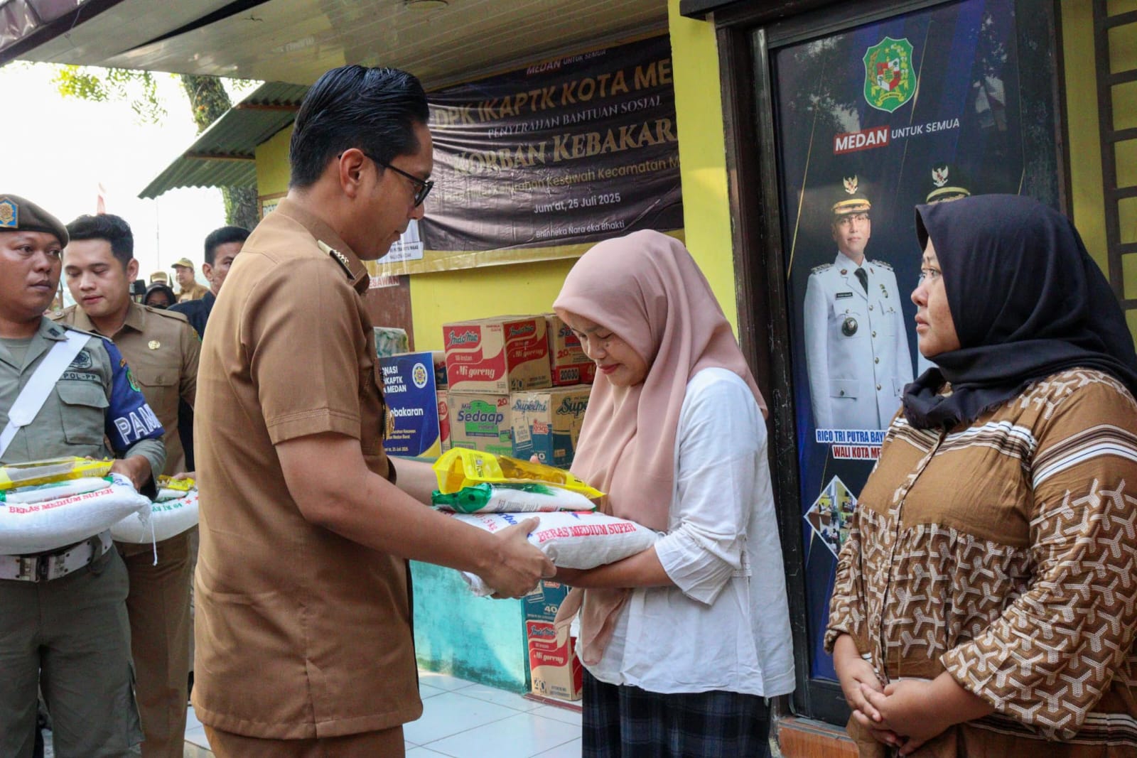 Kunjungi Korban Kebakaran Di Kelurahan Kesawan, Rico Waas Salurkan Bantuan Logistik