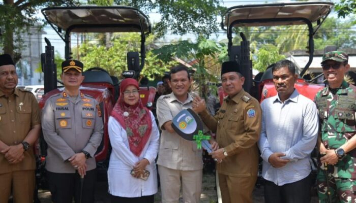Genjot Produksi Pertanian, Wagub Aceh Serahkan Alsintan Untuk 3 Kabupaten